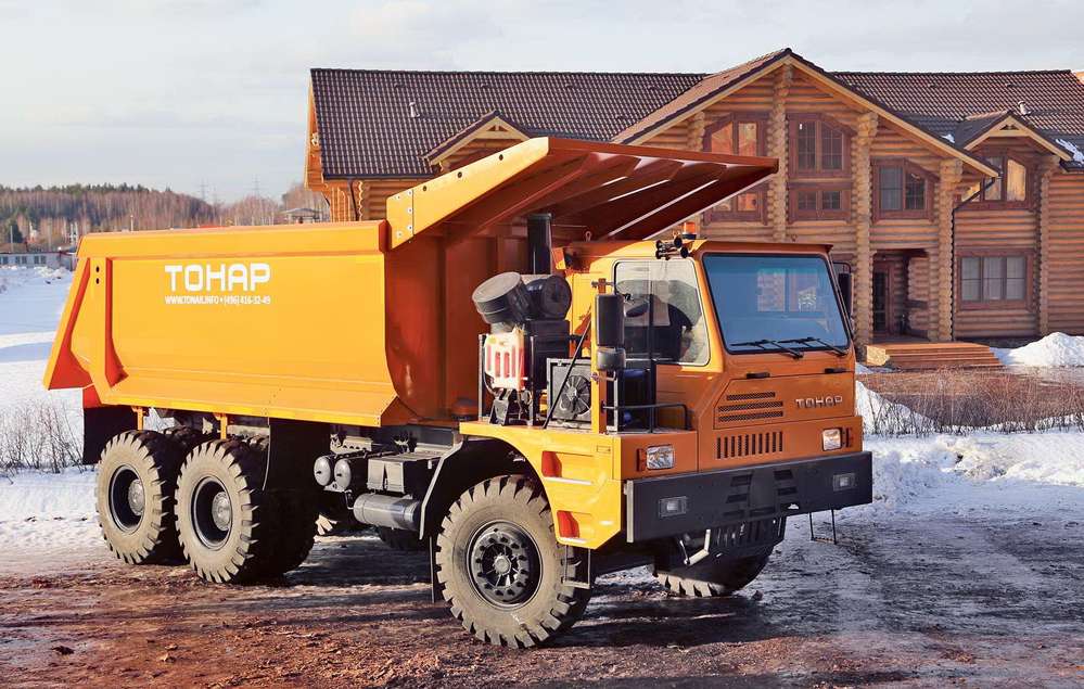 Вони більш універсальні, ніж звичні машини для роботи в кар'єрі, і при цьому уніфіковані по багатьом вузлам з будівельними та магістральними вантажівками - обслуговувати їх можна на звичайній СТО