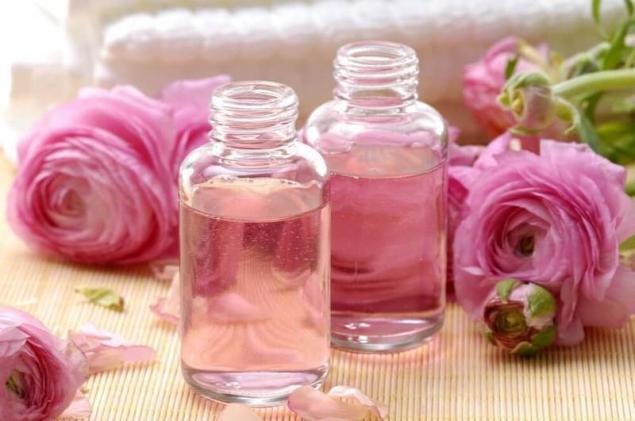 У Європі про унікальні властивості рожевої води і масла дізналися за часів хрестових походів, тоді-то продукція з дамаської троянди і стала джерелом прибуткової торгівлі Персії