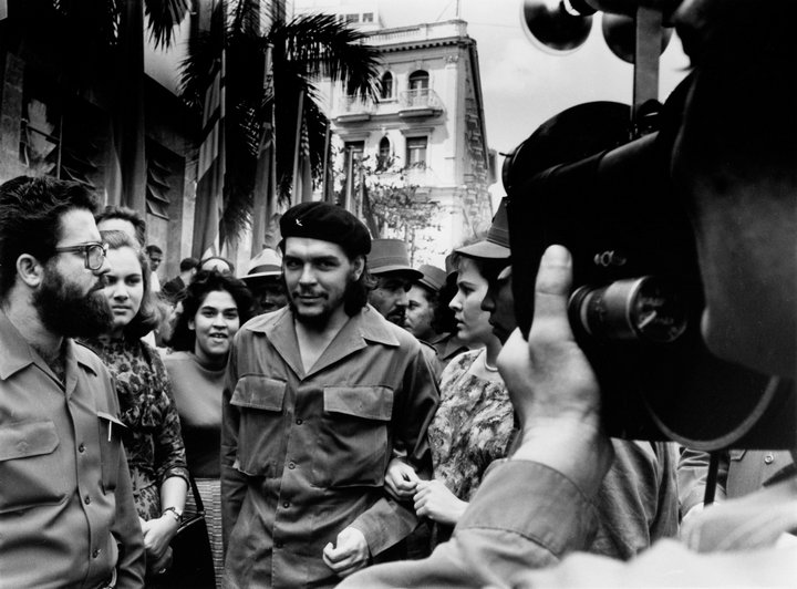 Особа команданте як і раніше друкують на купюрах номіналом три кубинських песо (близько семи рублів), і кожен рік 8 грудня, о День героїчного партизана, жителі Куби виходять на вулиці і згадують легендарного аргентинця, який відчайдушно боровся за їх свободу