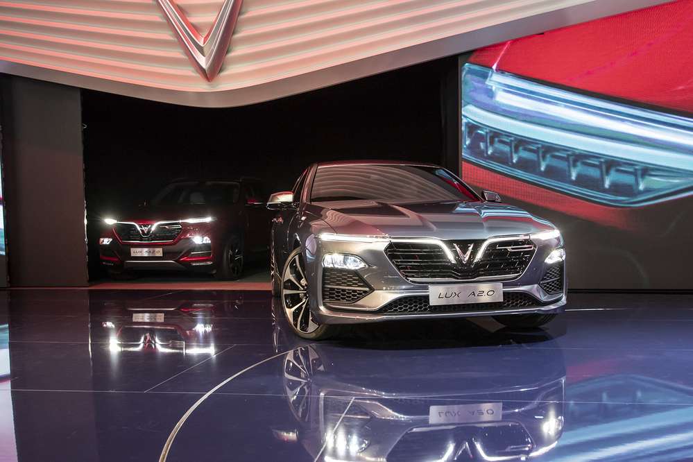 На автосалоні в Парижі відбулася презентація вогненно-червоного чотирьохдверного купе Mercedes-AMG GT 43