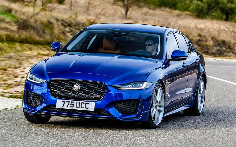 Покриті густим шаром пилу, акуратними рядами вишикувалися моделі Ferrari, Rolls-Royce, Bentley, Lamborghini