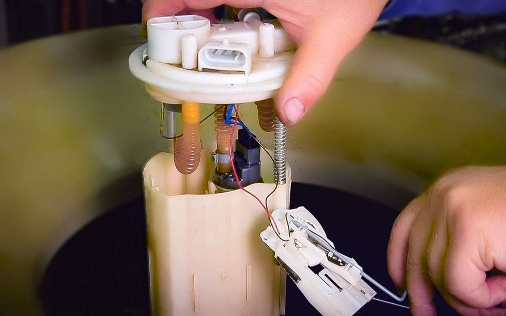 У цьому випуску «Технічної середовища» її ведучий Геннадій Емелькін розповідає і показує, як своїми силами замінити задній ступичний підшипник на прикладі седана Лада Гранта