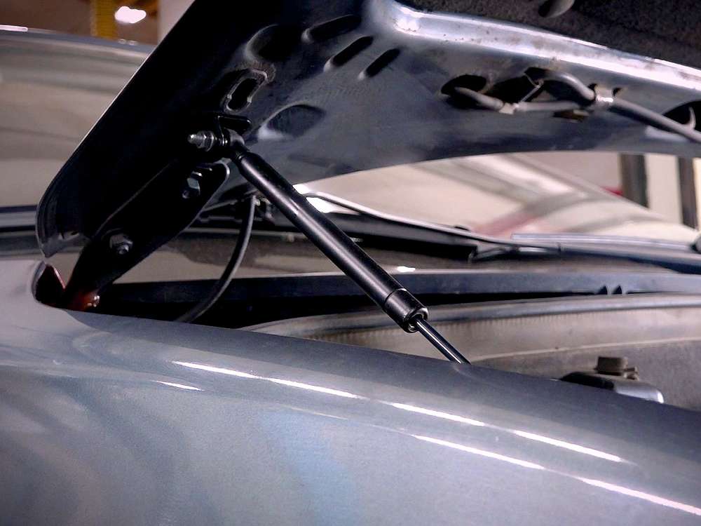 Lada Granta Cross трохи подзадержалась - якщо звичайні рестайлінгові Гранти надійшли в продаж у вересні, то крос-версія з'явилася у дилерів тільки на початку літа