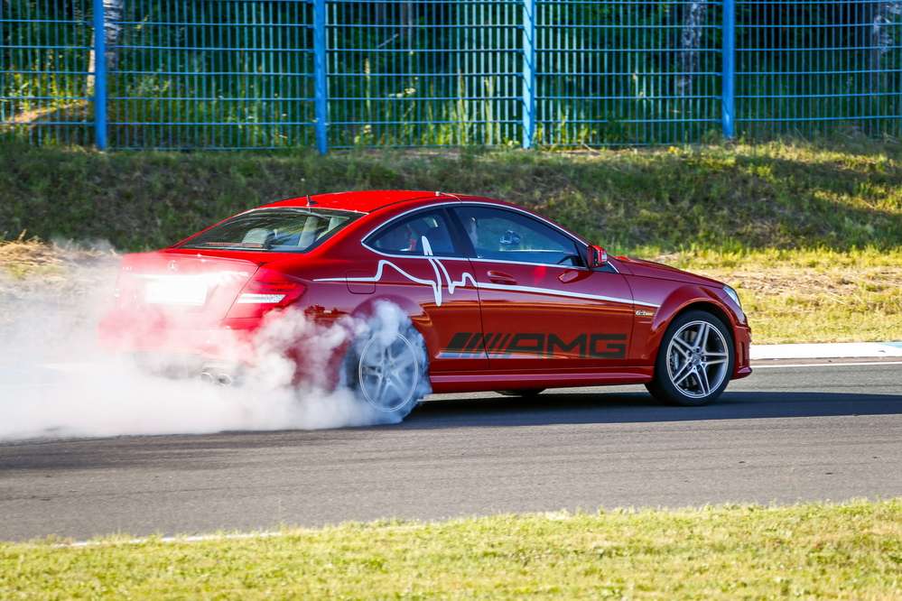 Оцінюємо здатності модернізованої Октавії, а також седана Audi A3 і хетчбека Kia cee'd GT на звичайній і на гоночній трасах