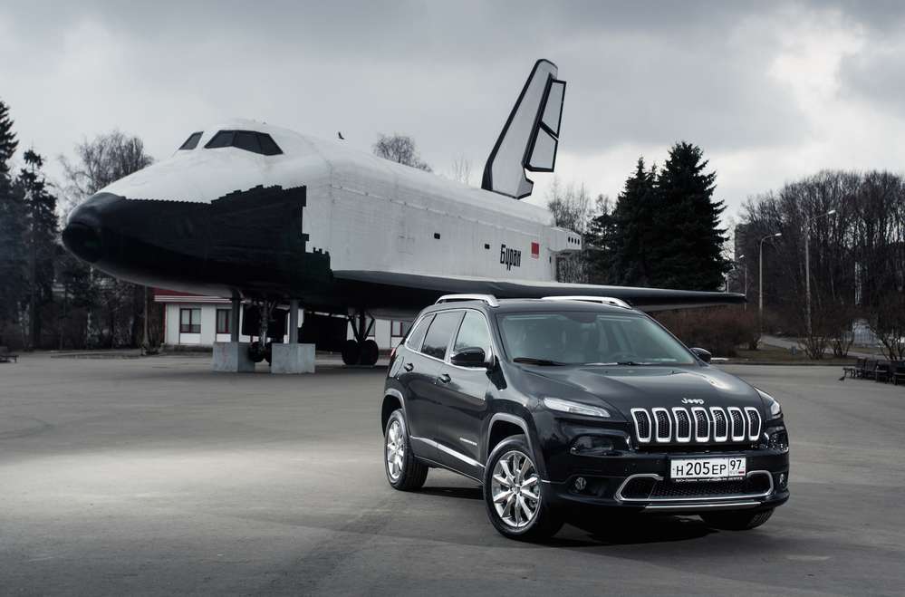 Він і раніше міг заїжджати далі, ніж інші паркетники, а тепер ще й «мудрує» по дорозі, хизуючись новими електронними помічниками