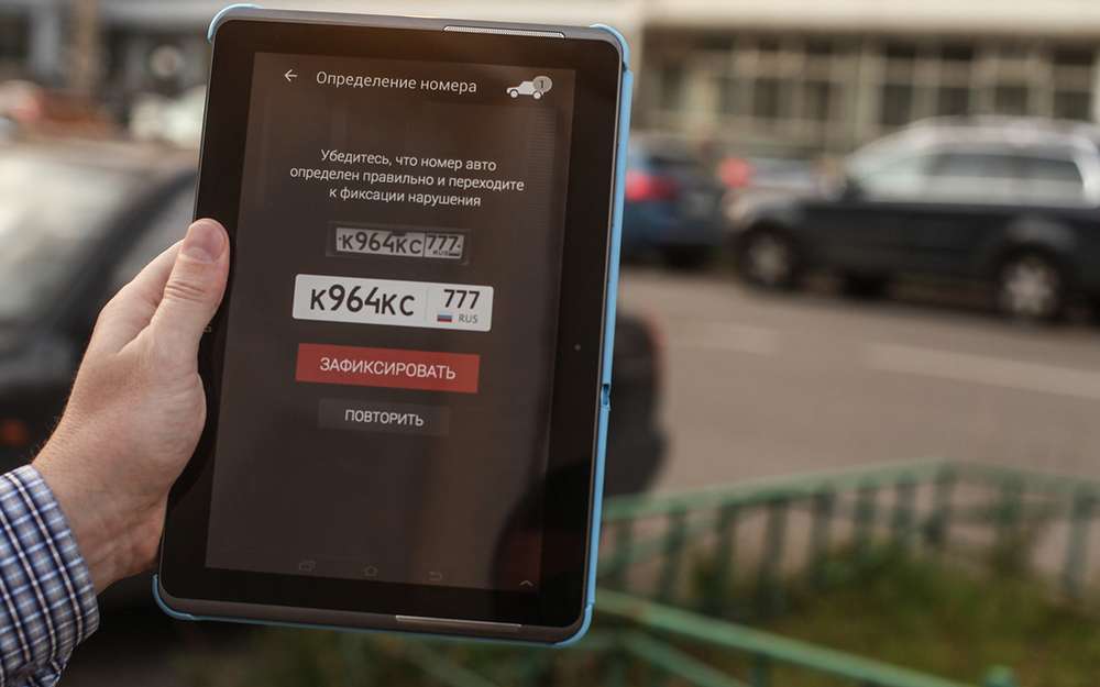 Рублів за розмову по телефону за кермом автомобіля, а також карати за використання за кермом будь-яких гаджетів пропонує депутат В'ячеслав Лисаков