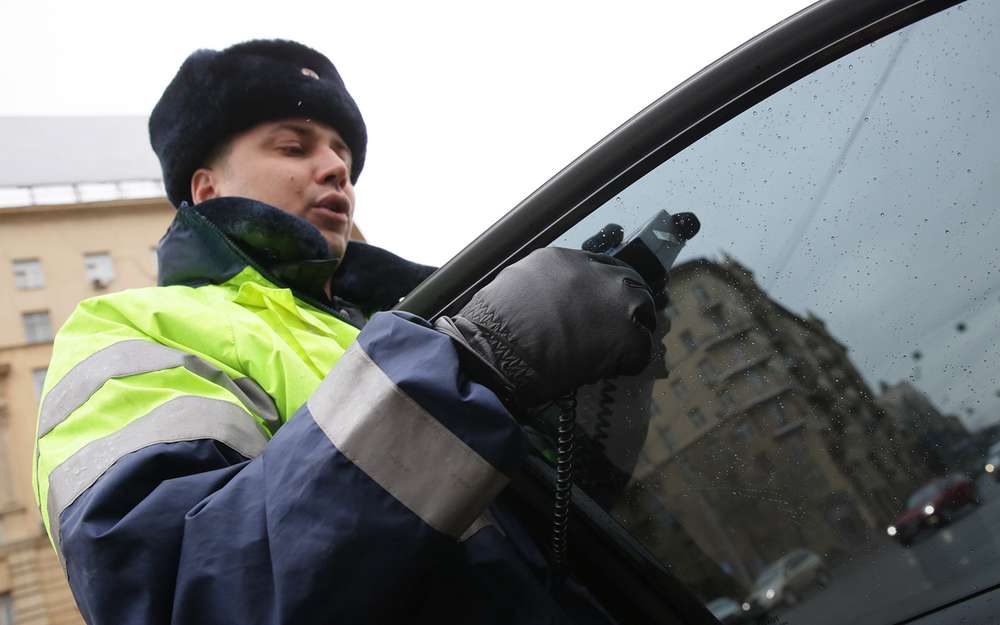 На думку депутата Держдуми В'ячеслава Лисакова, страховики лукавлять щодо збитковості цього виду страхування, а також перебільшують збиток, який наносять спільноті так звані Автоюрист