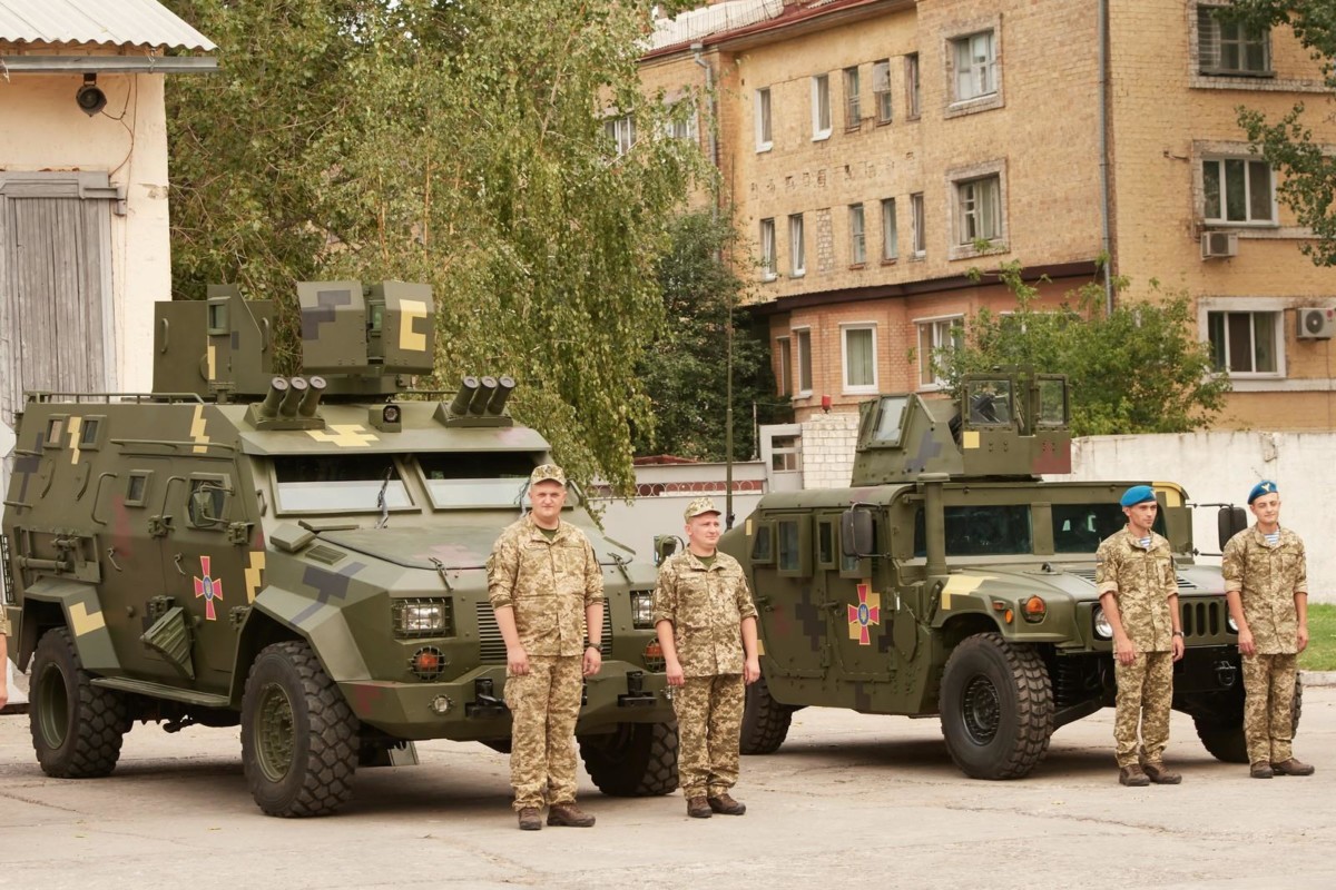 В Окремому Київському полку Президента України відбувся стройовий огляд техніки і озброєння, які будуть демонструватися на Хрещатику на виставці «Міць нескорених», з 22 по 27 серпня