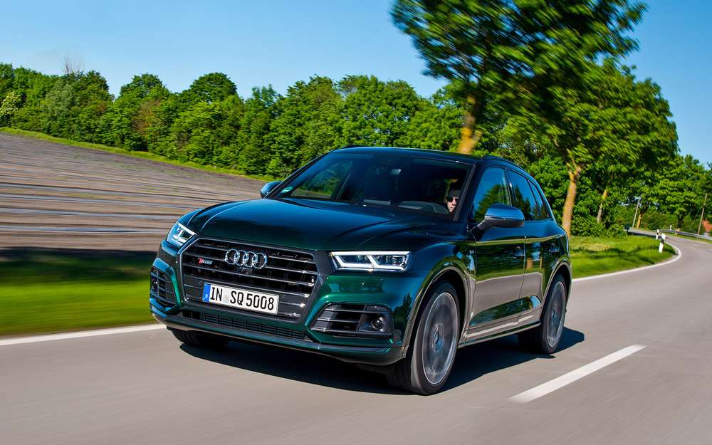 А поки відвідувачі виставки витріщалися на новинки автовиробника з Інгольштадта, його спорткари носилися наввипередки з літаками