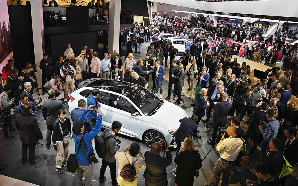 Практично відразу після прем'єри на автосалоні в Парижі були оголошені російські ціни на останню новинку баварської компанії