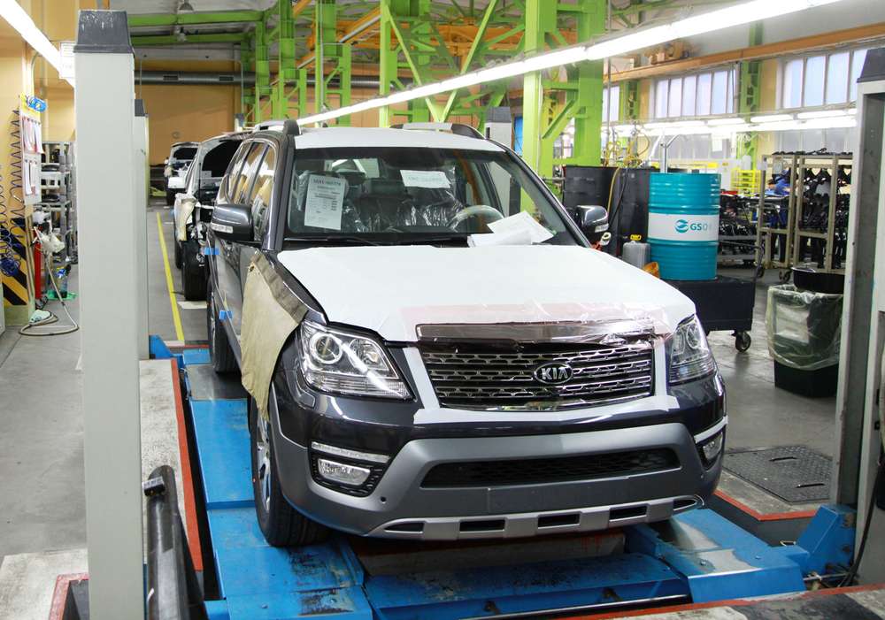 Автомобіль представлений в трьох комплектаціях, ціни на нього починаються с 2 419 900 рублів