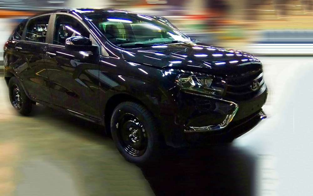 У машини трохи змінився інтер'єр і з'явилася нова базова версія