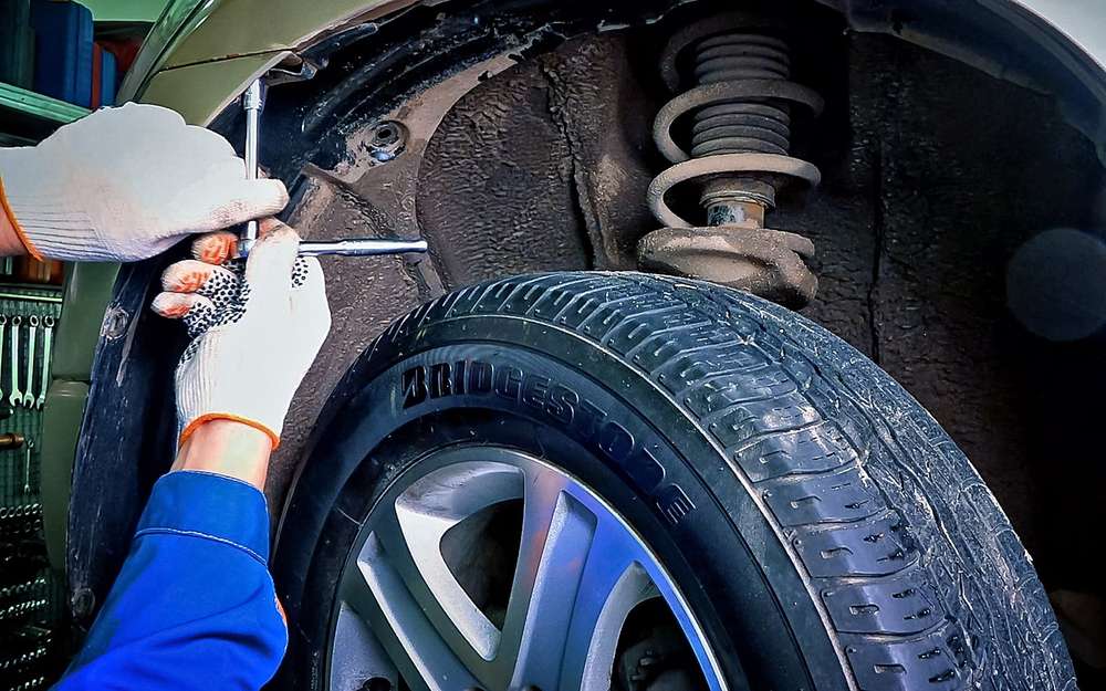 У цьому випуску «Технічної середовища» її ведучий Геннадій Емелькін розповідає, як замінити задній сальник роздавальної коробки на автомобілі Suzuki Grand Vitara