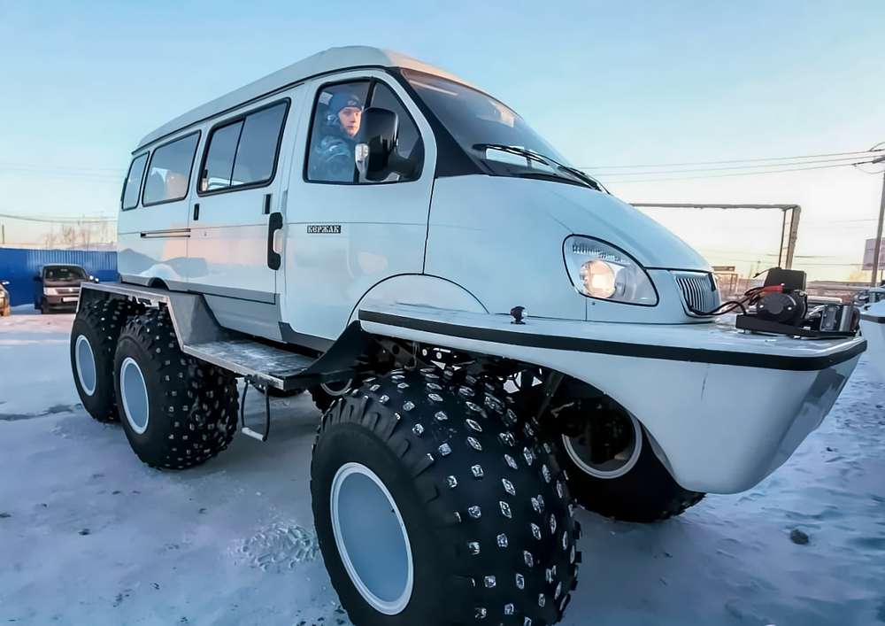 Першою жертвою «торгової війни» стала партія позашляховиків УАЗ Хантер, закуплених тюнинговим ательє Devolro