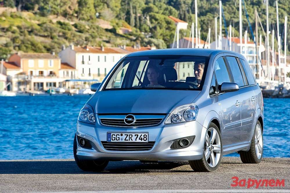 По телефону всього не поясниш, тому автори вирушили в маси - на великий авторинок в підмосковних Митищах, щоб на місці посприяти покупцям