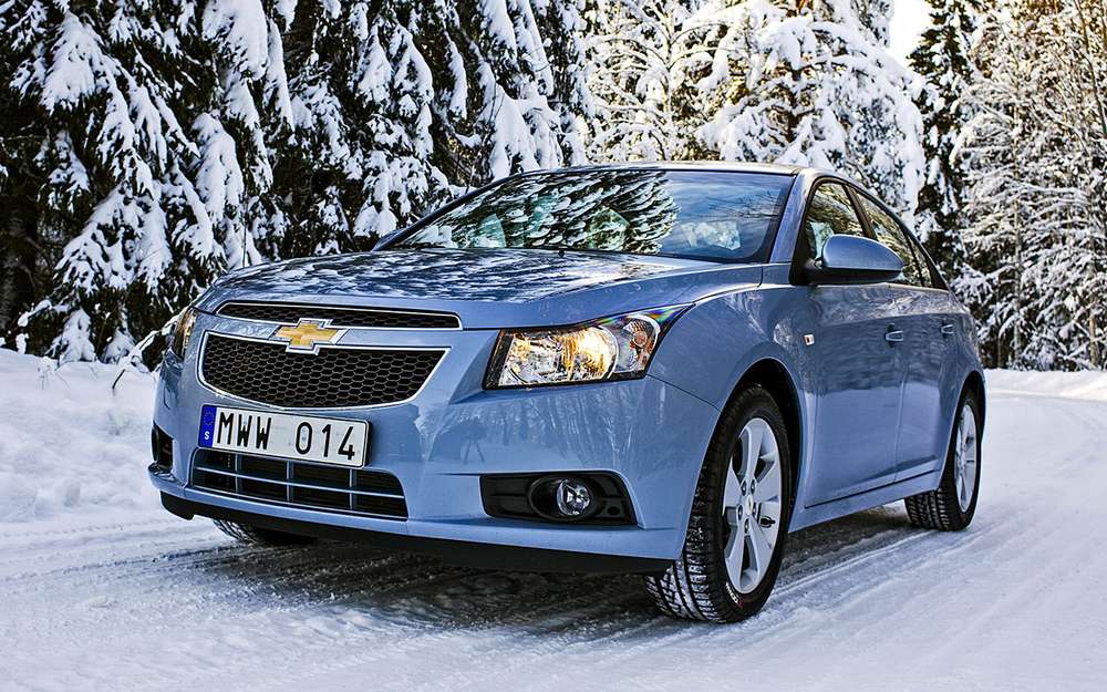 Компанія Chevrolet назвала Ford Mustang маленьким поні і подарувала йому на 55-річчя червоний Camaro