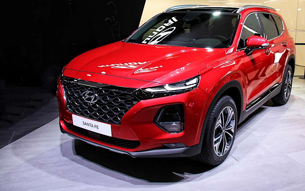 Нас, звичайно ж, не могли не зацікавити транспортні засоби, які стоять в гаражах у представників вищої виконавчої влади країни