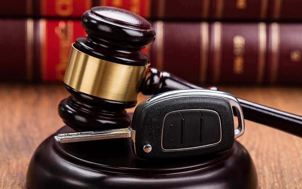 Зовнішність досі закамуфльованого Defender розкрита завдяки детальному зображенню на його ж панелі приладів