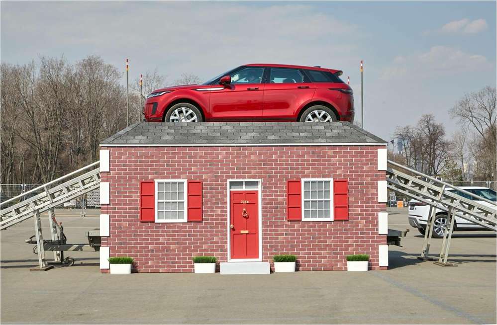 Defender залишиться всюдиходом британської розробки, але стане більш придатним для їзди по трасах і в місті