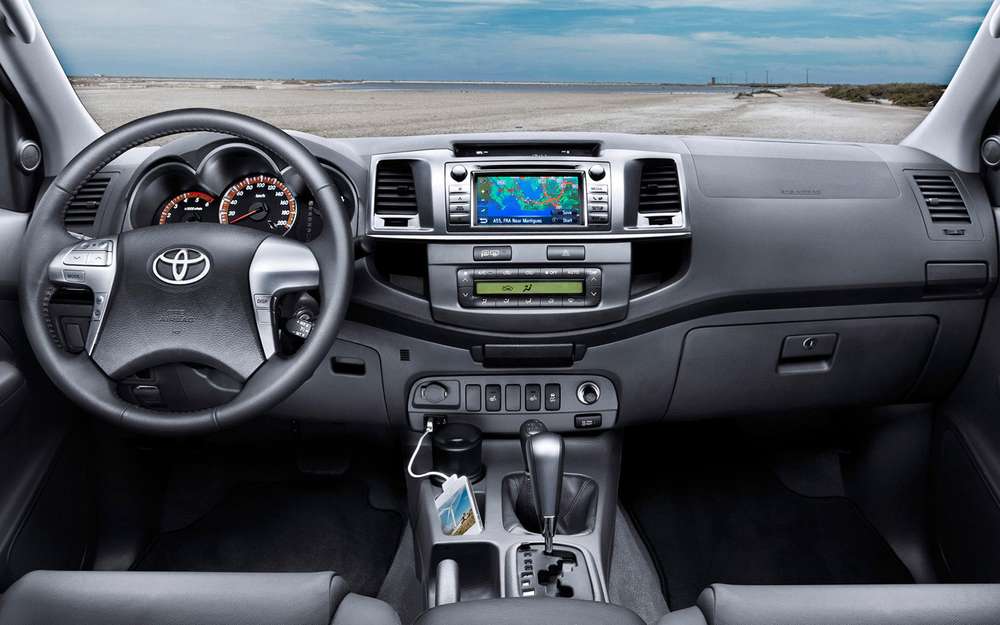 Сьогодні в Росії стартували продажі першого в історії Lexus компактного кросовера UX, вартість якого становить від 2 316 000 рублей