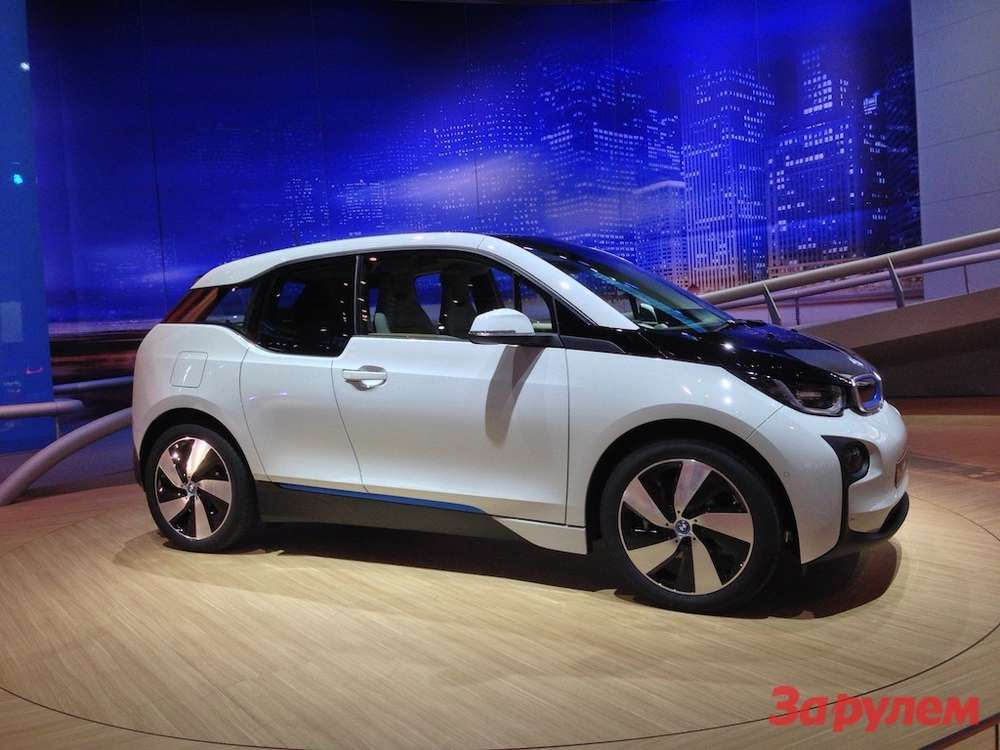 Крім цивільної версії купе на мотор-шоу показали і стилізовану версію М