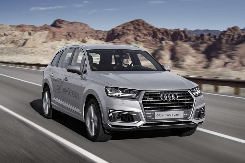 Машина оснащена 500-сильним бензоелектричних повним приводом