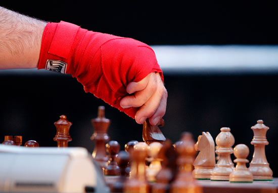 Chessboxing (шахбокс) - гібридний вид спорту, комбінація шахів та боксу в чергуються раундах