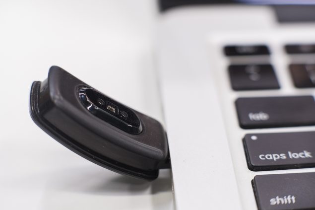 Тут коннектор ховається в браслет або ремінець і не впливає на зручність використання