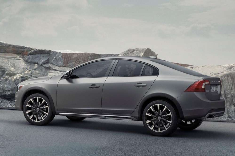 Перші російські клієнти отримають V60 Cross Country і S60 Cross Country у липні цього року