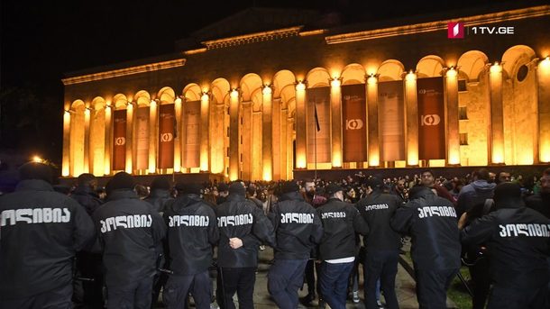 12 травня 2018, 16:49 Переглядів:   У центрі Тбілісі, на площі перед будівлею парламенту, проходить акція протесту проти проведеної силової операції спецназу в двох нічних клубах, в ході якої,   були затримані вісім реалізаторів наркотиків