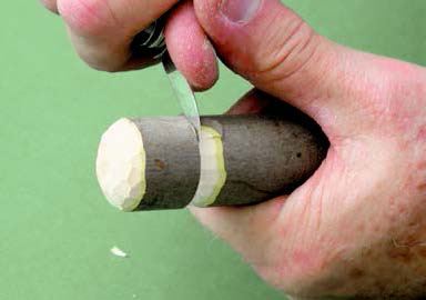 Таким чином, я не ризикую порізати правий великий палець, коли ніж раптово зірветься з деревини в кінці різу
