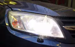 Старий узяв десять новеньких ламп, блищали, як золоті, і пішов по місту, вигукуючи: «Хто хоче обміняти старі лампи на нові