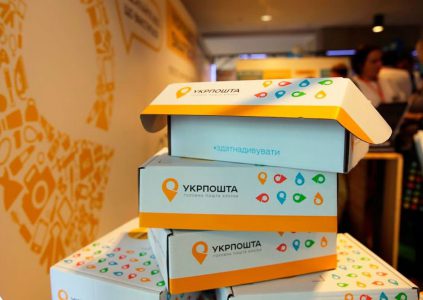 Укрпоцхта је покренула у пилот формату услугу плаћања испоруке пошиљке од стране примаоца, а такође је додала и могућност пошиљаоца да плати поштанским преносом
