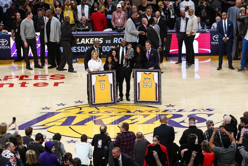 Але потім головний тренер «Буллз» Філ Джексон переїхав в Лос-Анджелес, і почалося