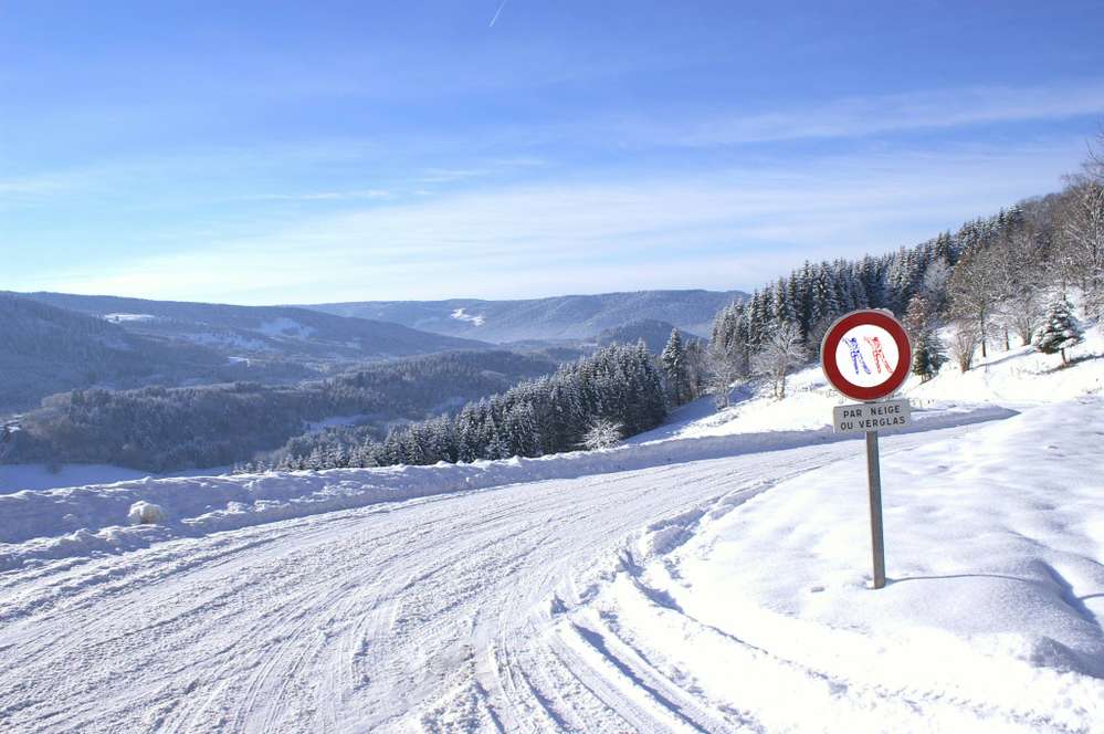 Крім того, в автомобілі надзвичайно небезпечно сидіти, закинувши ноги на передню панель, - навіть будучи пристебнутим