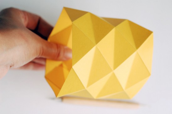 Це буде легше робити якщо загорнути лист тримаючи однією рукою і пальцями іншої руки формувати вершини діагональних ліній продавлюючи горизонтальні