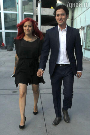 28-річний актор Джексон Ретбоун, який зіграв в культової саги «Сутінки» вампіра Джаспера Хейла (світловолосий красень, чоловік Еліс Каллен), офіційно став одруженим чоловіком