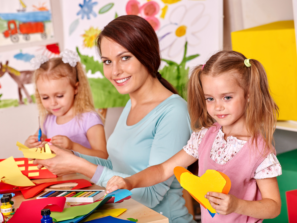 А для впевненості ще й зачинити долонькою, щоб краще приклеїлося