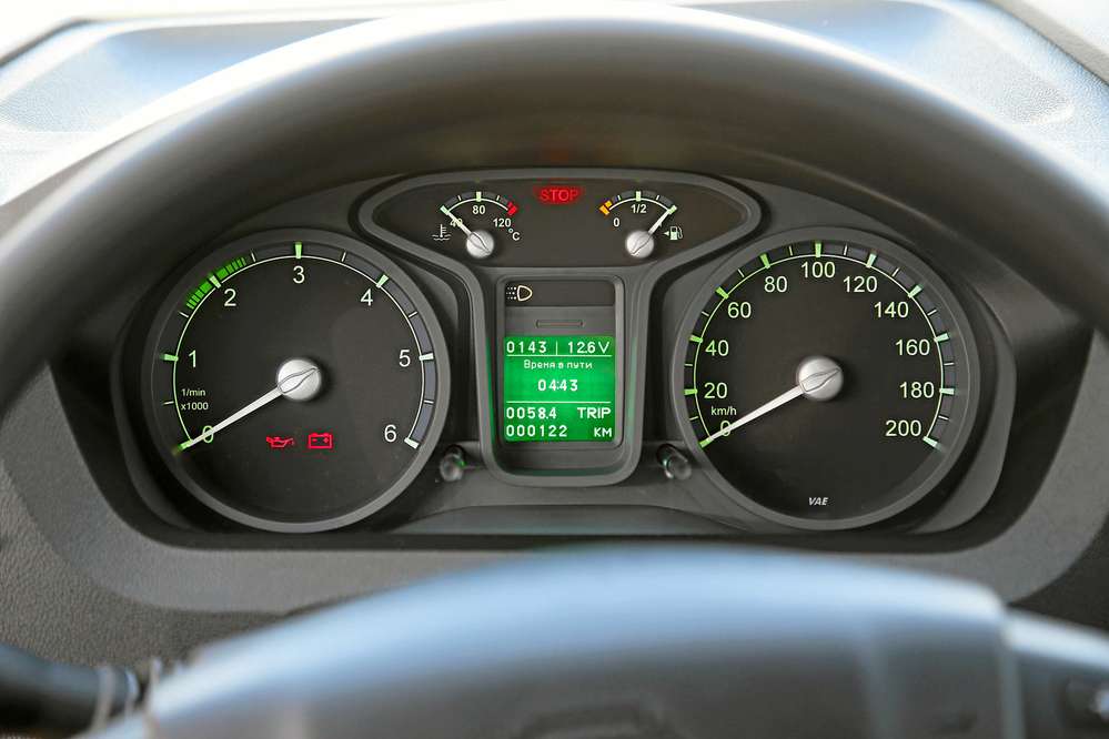 У компанії оперативно зреагували на підірвало інтернет відео, в якому розповідається, як отримати доступ до «великоднього яйцю» - грі «Тетріс» на екрані бортового комп'ютера