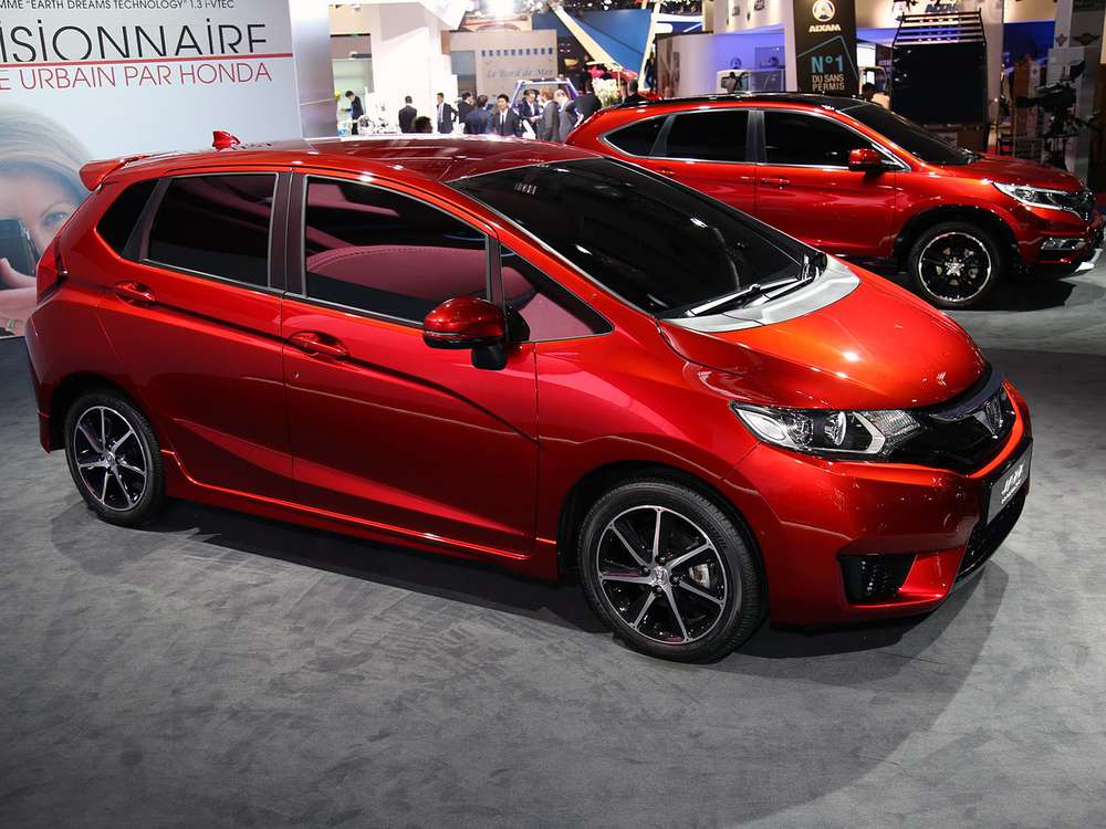 Керівники компанії Honda Motor добровільно скоротили собі заробітну плату після п'ятого за рік відкликання гібридної моделі Fit / Jazz на домашньому ринку в Японії