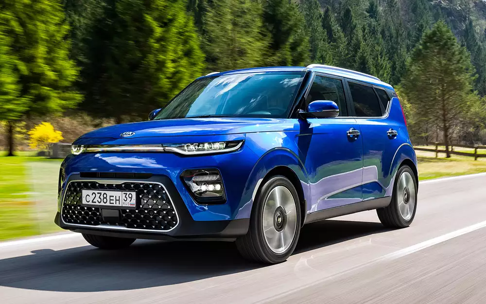 Lada Granta Cross трохи подзадержалась - якщо звичайні рестайлінгові Гранти надійшли в продаж у вересні 2018 року, то крос-версія з'явилася у дилерів тільки на початку літа нинішнього