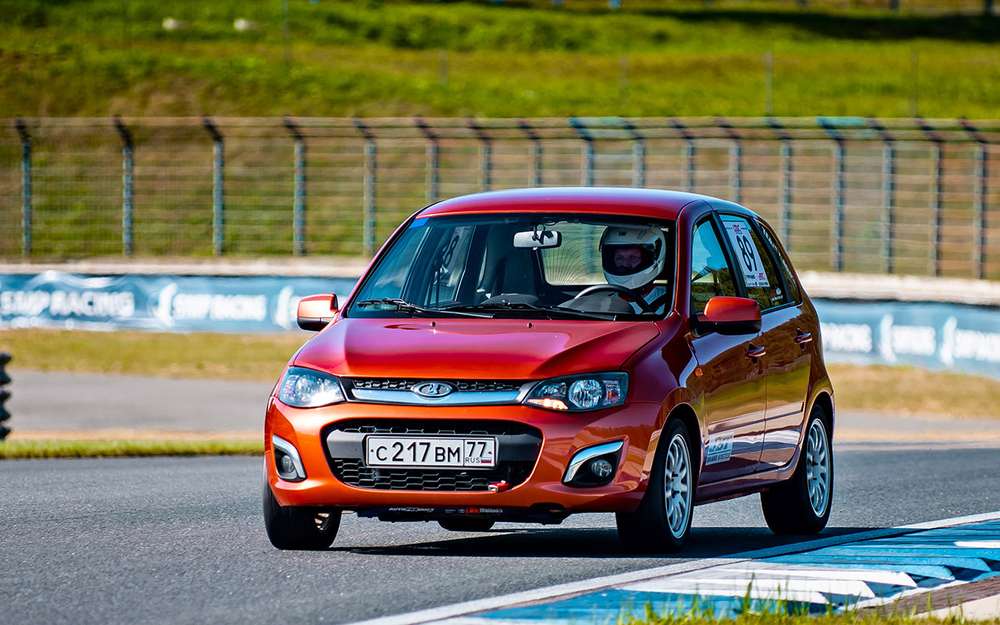 Важливо знати, що в тесті беруть участь не зовсім справна Lada Vesta, сильно несправна Lada Kalina і покращений гаражним тюнінгом ВАЗ-2105