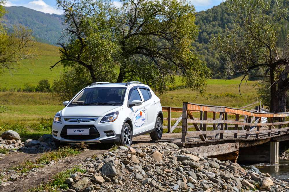 На поле битви разом з новачком виходять Лада Калина Крос, Lifan X50 і Renault Sandero Stepway