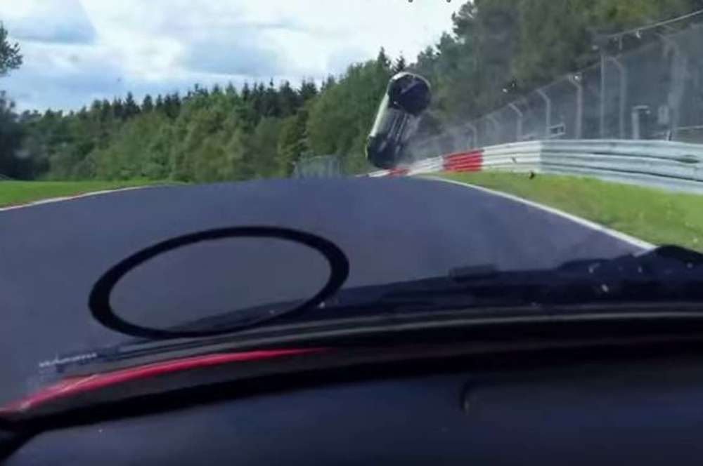 Вона стане першим масовим гібридом французької марки і буде витрачати менше 3 літрів палива на 100 кілометрів