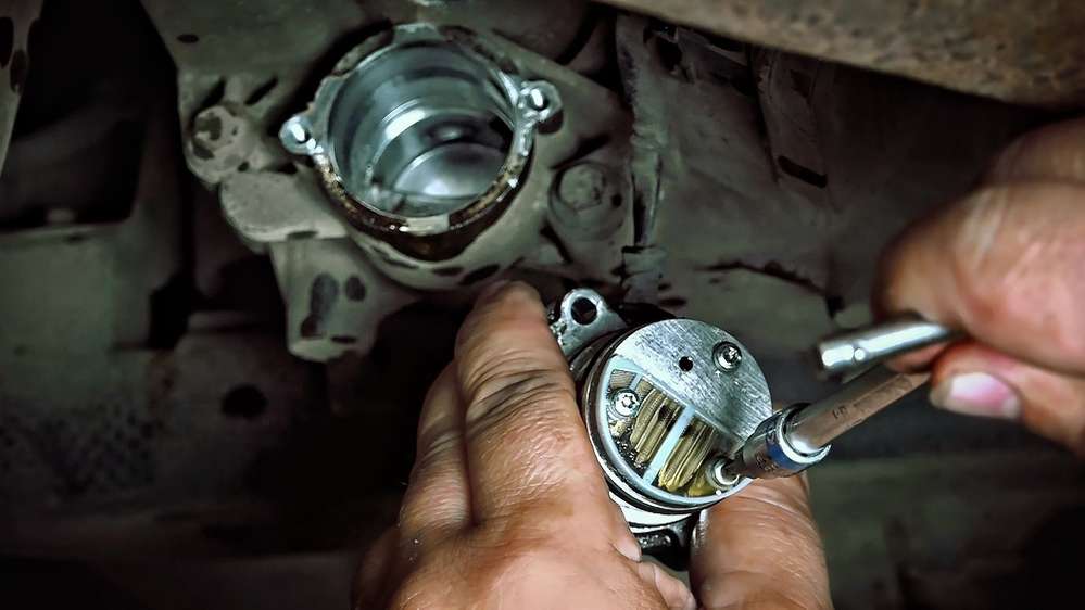 У цьому випуску «Технічної середовища» її ведучий Геннадій Емелькін розповість про те, як замінити гальмівні колодки, якщо механізм оснащений електроприводом стоянкового гальма