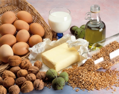 Вітамін Е присутній у багатьох продуктах, наприклад, міститься в рослинній і вершковому маслі, печінці, молоці, яйцях, зелені, а також в зародках злакових