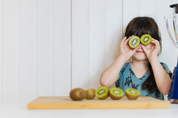 Покажіть маленькому помічникові, як правильно мити руки, і розкажіть, в яких випадках це робити необхідно