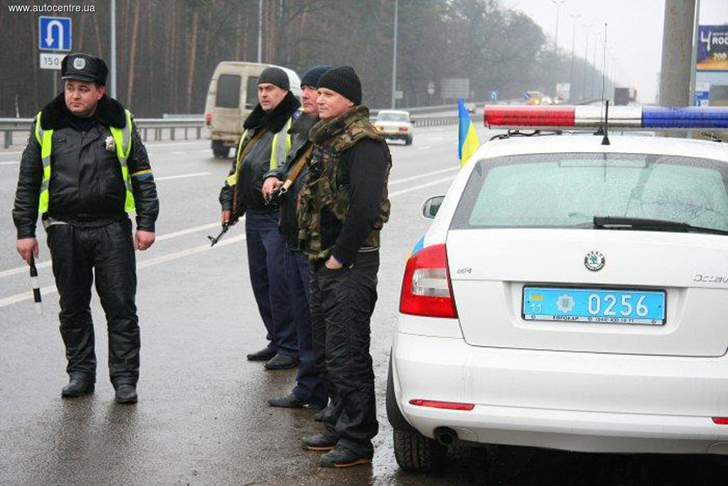 Як повідомляє прес-служба столичного Управління ДАІ, основні стратегічні в'їзди до Києва укріплені бетонними блокпостами