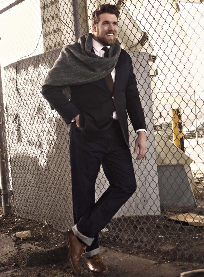 При зростанні 198 сантиметрів він важить 125 кілограмів