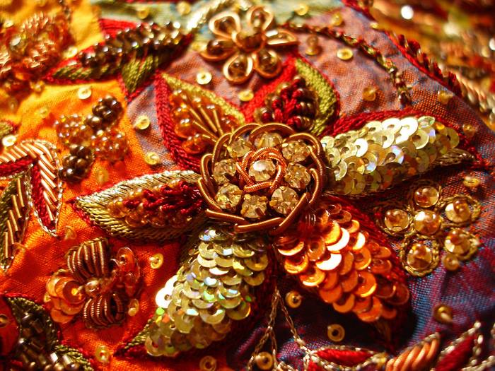 Саме в майстерні батька, хлопчик крок за кроком почав освоювати техніку стародавнього мистецтва «золотого шиття», а ставши досвідченим майстром, створив свій власний варіант - об'ємної вишивки і перетворив його на справжнє мистецтво